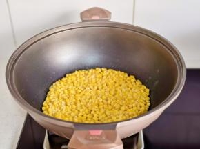 倒入玉米粒铺平。