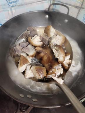 水开煮3分钟左右，(除去多余的盐分，以免腊猪蹄太咸！）捞出控干水分！