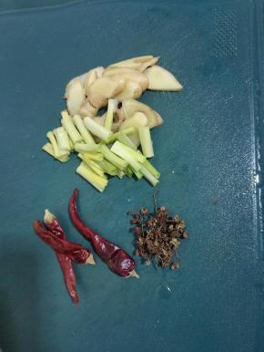 生姜切成片，葱切成段，在准备三个干辣椒，适量花椒！
