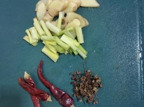 生姜切成片，葱切成段，在准备三个干辣椒，适量花椒！