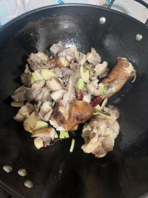 放入腊猪蹄煸炒2分钟！