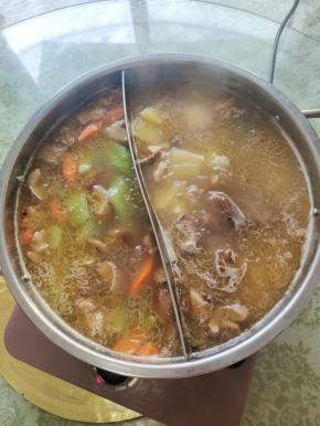 大火煮开后，调小火慢炖至土豆熟了就可以了！