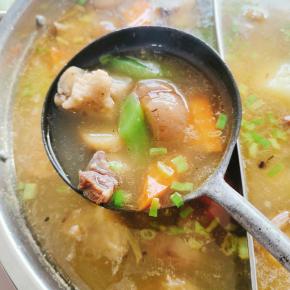 莴笋腊猪蹄汤！