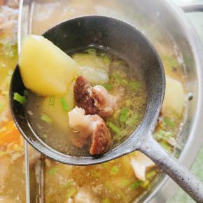 土豆腊猪蹄汤！