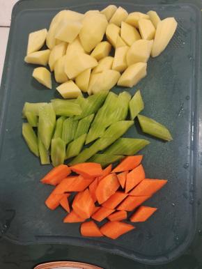 土豆削皮洗净切成小块，莴笋和胡萝卜去皮洗净切成小块备用！