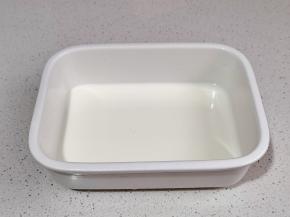 牛奶倒入器具中。