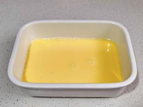 手动打蛋器充分打散。