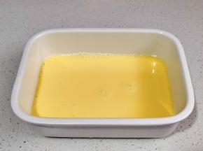 手动打蛋器充分打散。