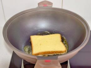 放入裹好蛋奶液的吐司。