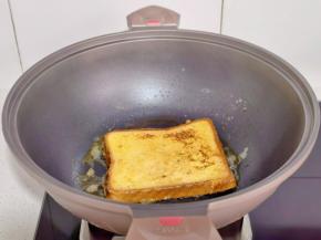 煎至两面金黄即可。