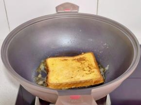 煎至两面金黄即可。