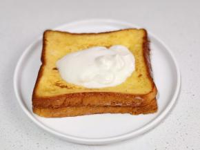 两片叠加，放入一半酸奶。