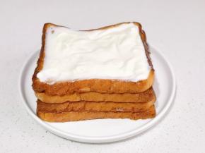 倒入酸奶抹平。