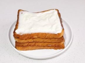 倒入酸奶抹平。