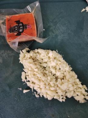 蒜瓣剥皮洗净剁成蒜蓉，准备一块火锅底料！