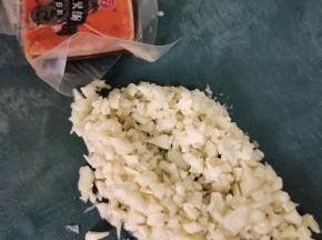 蒜瓣剥皮洗净剁成蒜蓉，准备一块火锅底料！