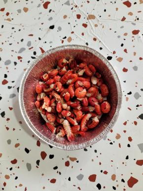 龙虾尾解冻后，清洗干净，控干水分放在锡纸碗里！