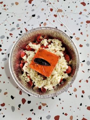 放入蒜蓉，一块火锅底料，再倒入少许啤酒！(没有啤酒也可以用料酒来代替，去腥增香！)