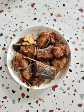 鱼块中加入料酒，生姜，小葱，盐，生抽，十三香，胡椒粉，花椒粉，辣椒面翻拌均匀腌制1个小时！