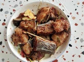 鱼块中加入料酒，生姜，小葱，盐，生抽，十三香，胡椒粉，花椒粉，辣椒面翻拌均匀腌制1个小时！