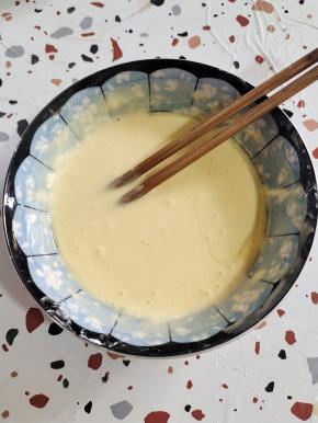 碗中打入一个鸡蛋，两大勺酥肉粉，适量的清水，搅拌成无颗粒的酸奶状，一定要加入一勺食用油，这样炸出来的鱼块会更加酥脆！