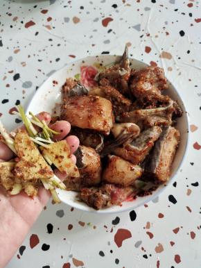 腌好的鱼块捡去料渣！