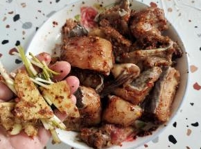 腌好的鱼块捡去料渣！