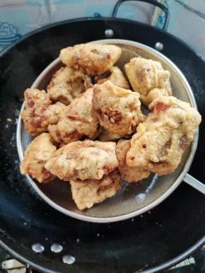 炸至金黄酥脆即可捞出控油食用！