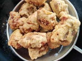 炸至金黄酥脆即可捞出控油食用！