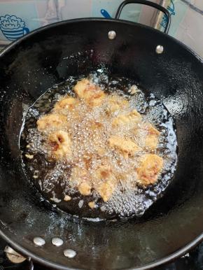 油烧至八成热，大火复炸一分钟！更酥脆！