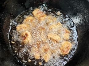 油烧至八成热，大火复炸一分钟！更酥脆！