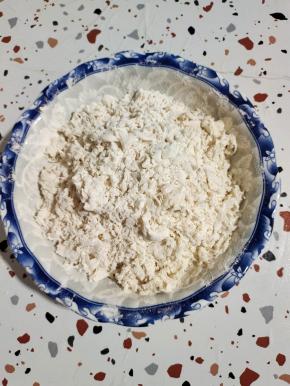 面粉中加入一勺盐，适量的清水搅拌均匀，揉搓成棉絮状！