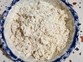 面粉中加入一勺盐，适量的清水搅拌均匀，揉搓成棉絮状！