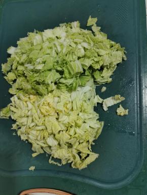 白菜叶切碎！
