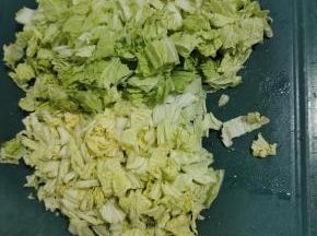 白菜叶切碎！