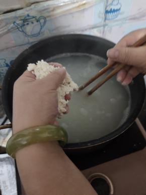 把面籽均匀的撒在锅里，边撒边搅拌！