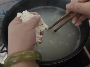 把面籽均匀的撒在锅里，边撒边搅拌！