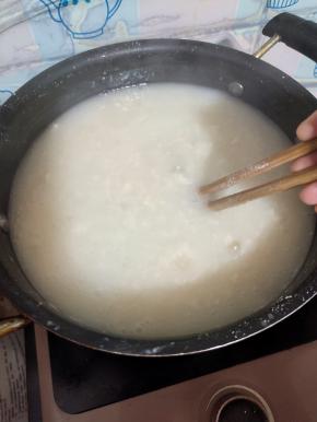 大火煮开，再调中小火继续熬煮5分钟，记得边煮边搅拌啊，以免糊锅！