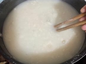 大火煮开，再调中小火继续熬煮5分钟，记得边煮边搅拌啊，以免糊锅！