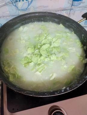 加入切碎的白菜叶！