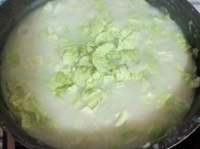 加入切碎的白菜叶！