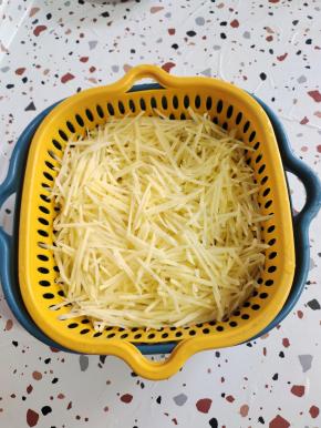 土豆削皮洗净切成丝，反复清洗几遍，捞出控干水分备用！