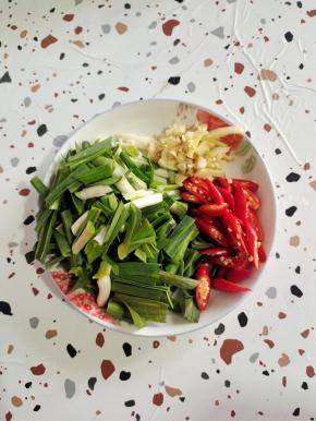 蒜瓣拍碎切成小块，生姜切成小丁，小米辣切成小块，蒜苗切成段备用！