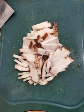 煮熟的五花肉切成条备用！