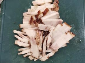 煮熟的五花肉切成条备用！