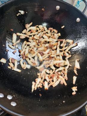 锅烧热，倒入五花肉煸炒出油脂，把多余的油脂撇出来！