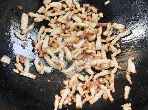 锅烧热，倒入五花肉煸炒出油脂，把多余的油脂撇出来！