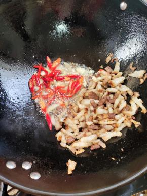 放入花椒，生姜，蒜瓣，小米辣爆香！
