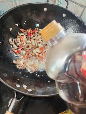 放入少许红烧酱油调色！