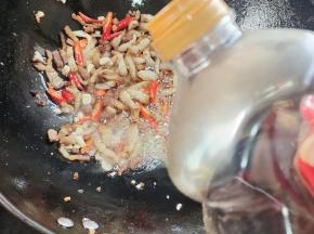 放入少许红烧酱油调色！